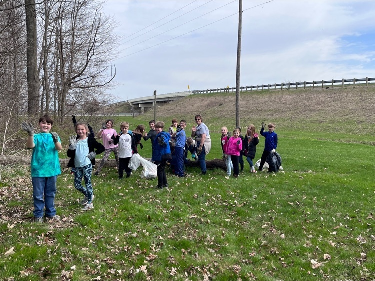 Students help clean up the Royal Woods for Earth Day!